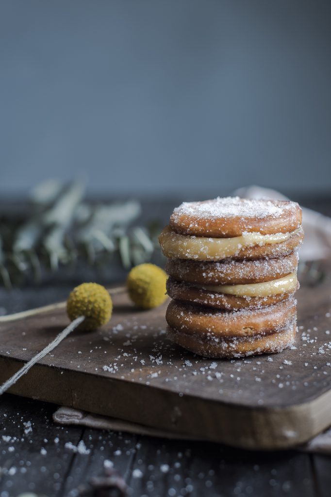 galletas fritas rellenas de crema