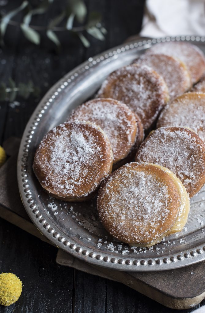 galletas fritas rellenas de crema