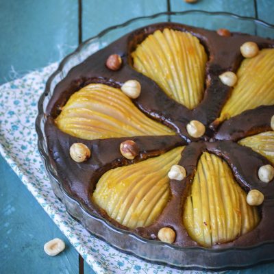 Tarta de chocolate, avellanas y peras