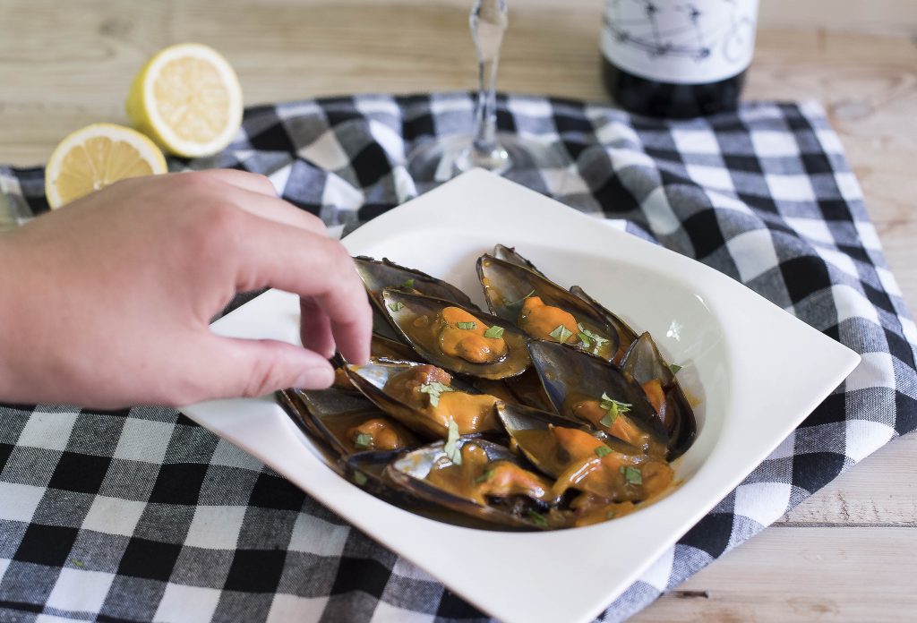 Mejillones a la marinera con jamón y curry 