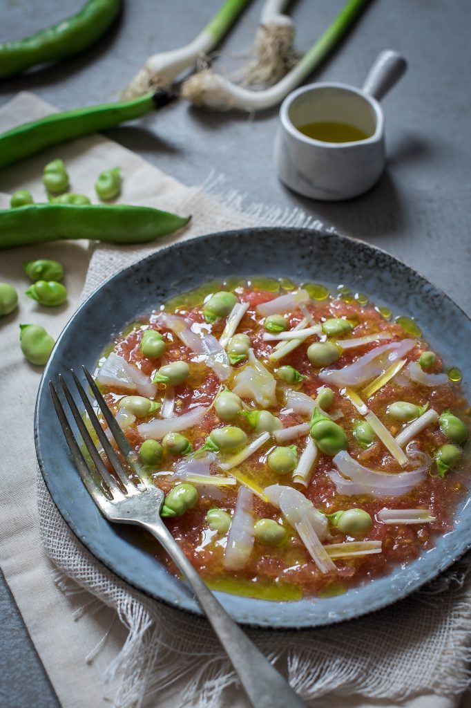 Ensalada de habas, bacalao y tomate