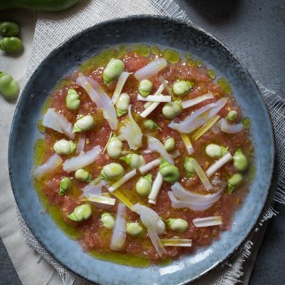 Ensalada de habas, bacalao y tomate