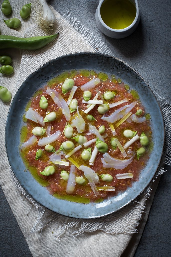 Ensalada de habas, bacalao y tomate