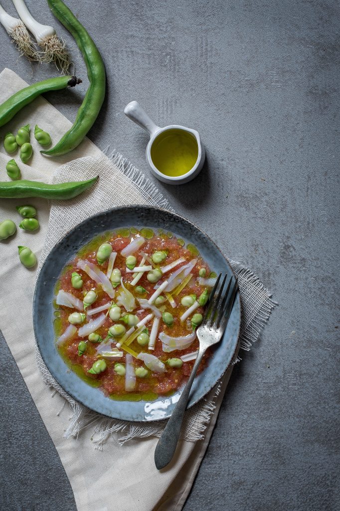 Ensalada de habas, bacalao y tomate